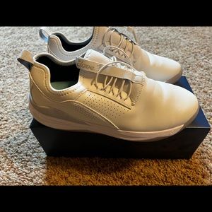 Clove White nursing shoes Worn once
Easy to clean
Fluid-resistant
comfortable